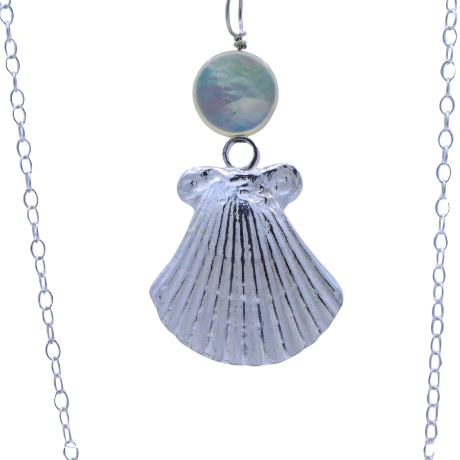 Silver shell pendant with mother of pearl
